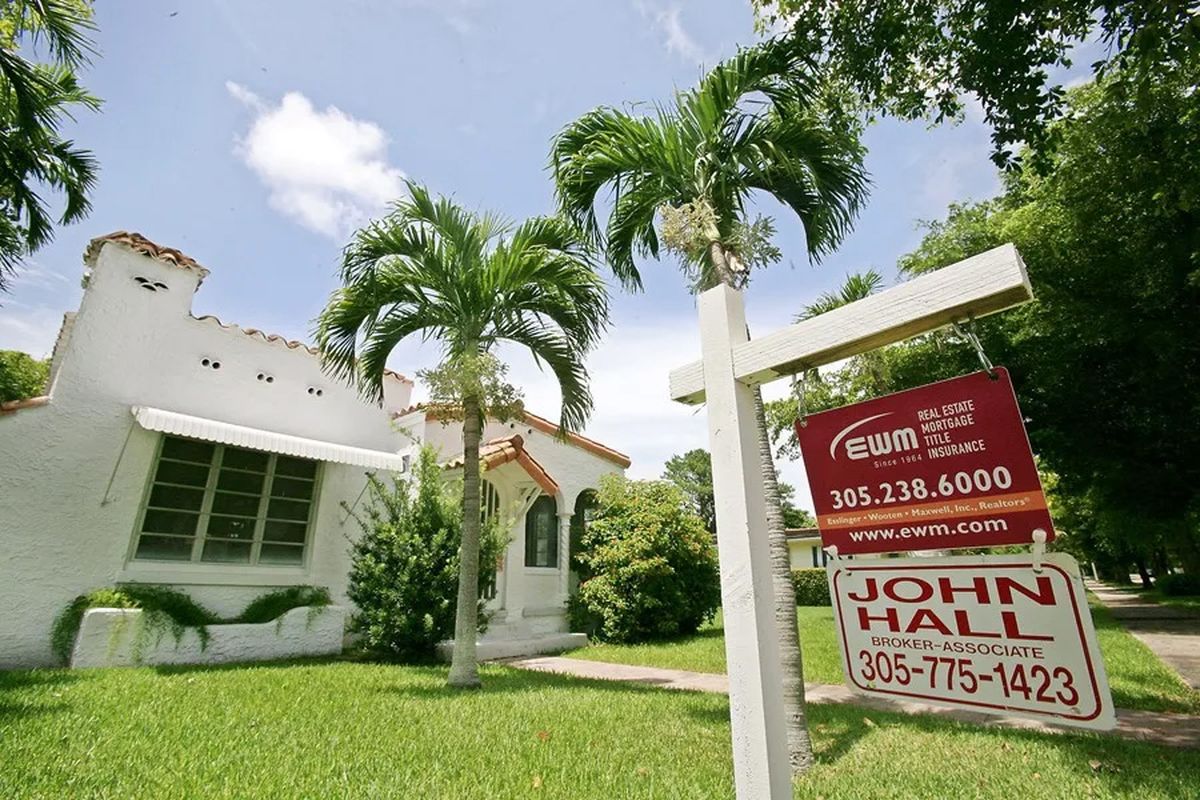 Fotografía de archivo de un cartel de "Se vende" colgado afuera de una casa, en Miami, Florida. Fotografía de archivo de un cartel de "Se vende" colgado afuera de una casa, en Miami, Florida.