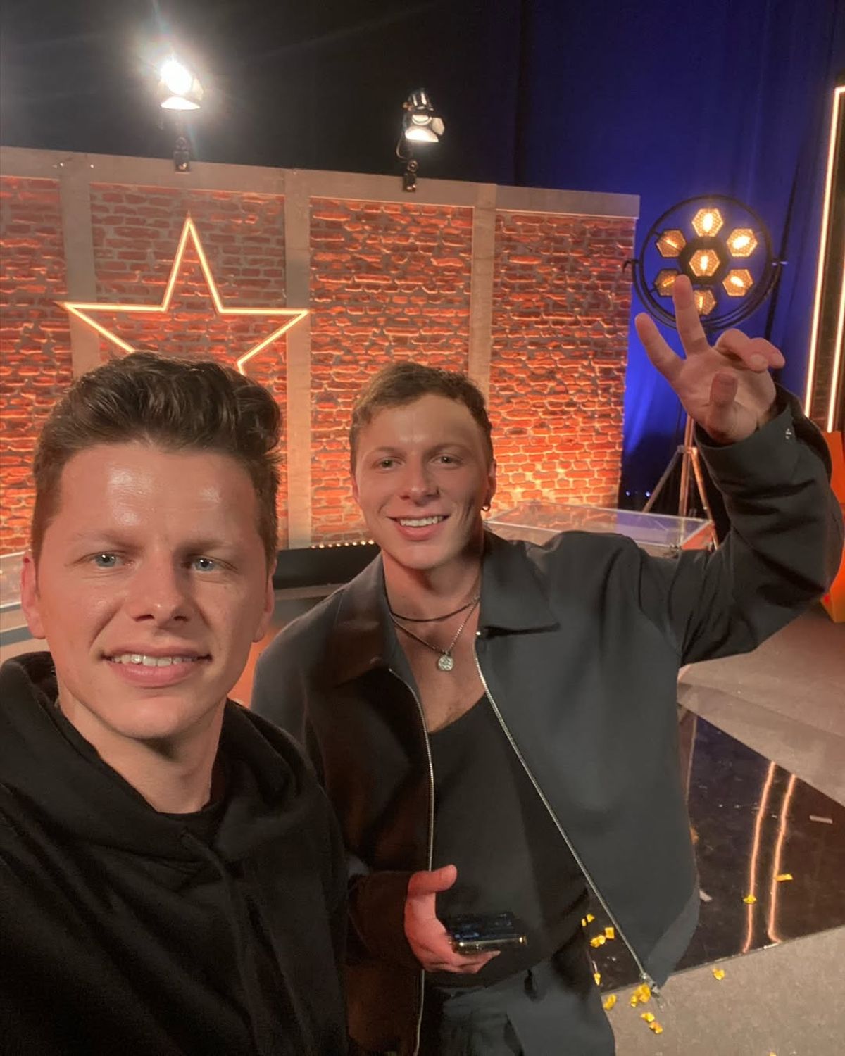 Antes de subir al escenario para dar su última actuación, Ambrosio se tomó una selfie con su hermano José en los estudios de Telecinco. Antes de subir al escenario para dar su última actuación, Ambrosio se tomó una selfie con su hermano José en los estudios de Telecinco.