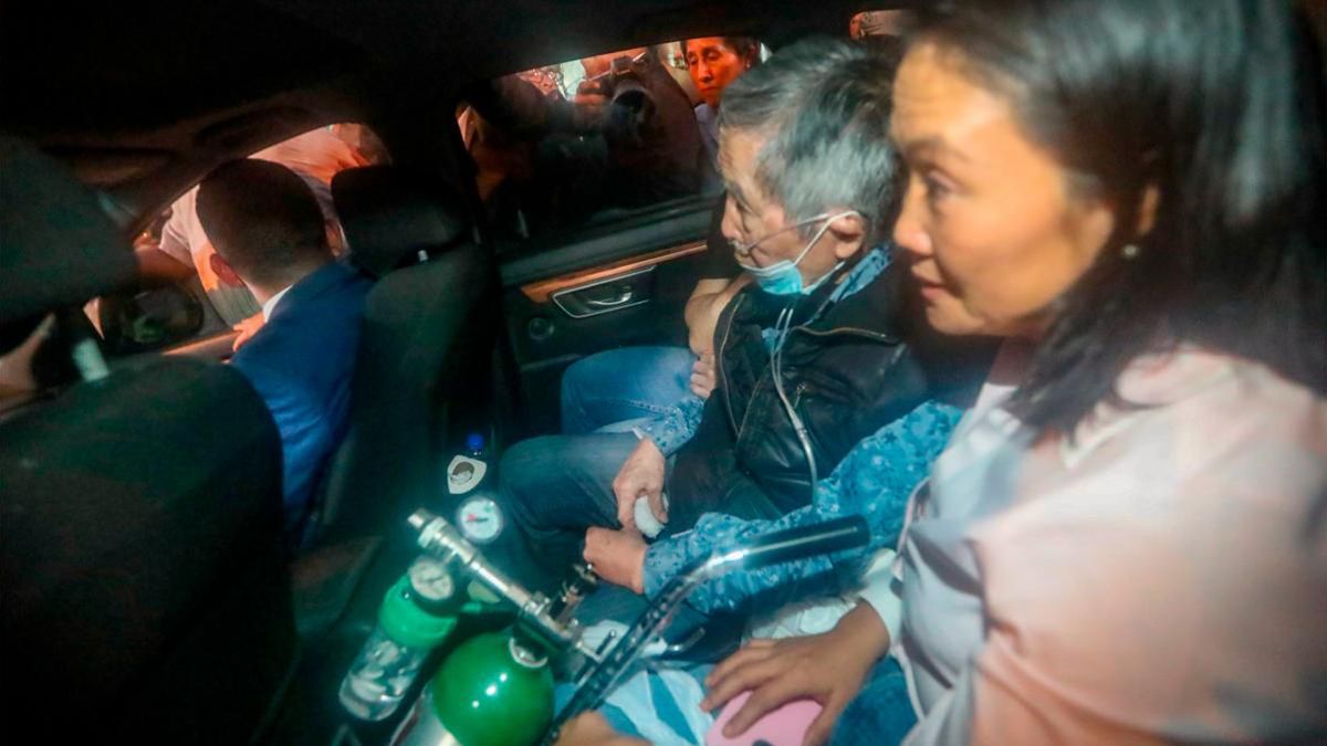 Alberto Fujimori salió de la prisión en una camioneta, con una cánula conectada a su nariz y llevaba un pequeño balón de oxígeno Alberto Fujimori salió de la prisión en una camioneta, con una cánula conectada a su nariz y llevaba un pequeño balón de oxígeno