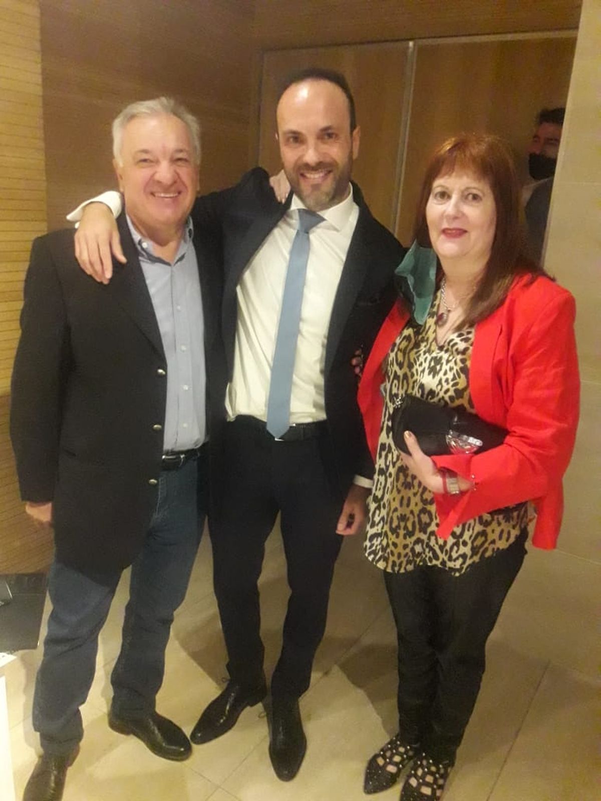Gauna Henriquez junto con sus padres en la puerta del auditorio de la Legislatura.