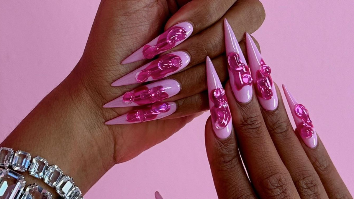 Uñas súper largas en rosa y fucsia con diseño 3D. Uñas súper largas en rosa y fucsia con diseño 3D.