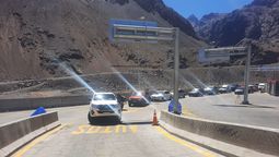 Más de 100 autos esperaban pasar a Chile en la reapertura del Paso Cristo Redentor.