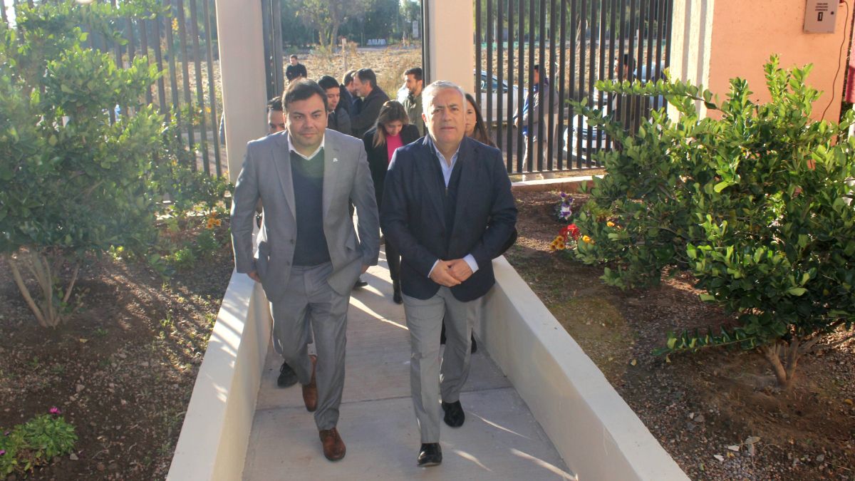 El intendente de Las Heras, Francisco Lo Presti, y el gobernador Alfredo Cornejo ingresando al nuevo complejo de departamentos. El intendente de Las Heras, Francisco Lo Presti, y el gobernador Alfredo Cornejo ingresando al nuevo complejo de departamentos.