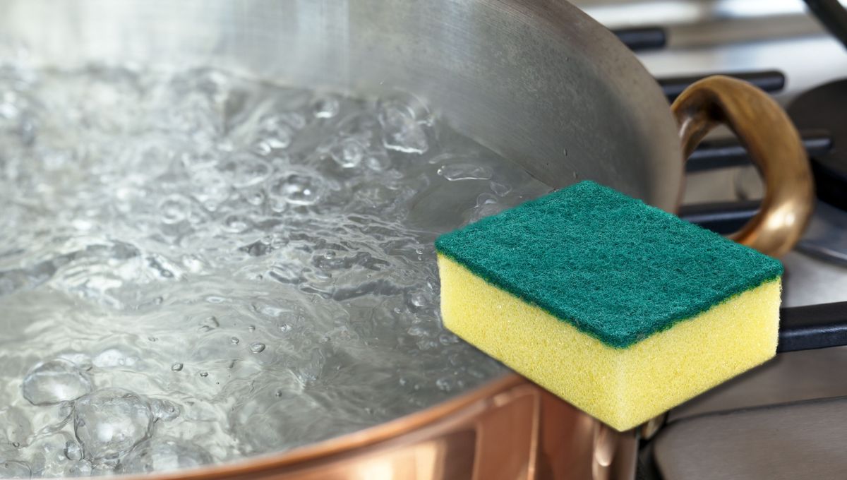 El truco para desinfectar las esponjas de la cocina