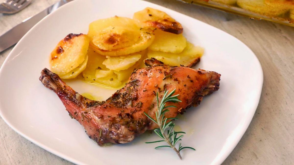 Conejo al horno jugoso y lleno de sabor: el secreto para que quede tierno y perfecto