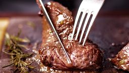 Dile adiós a la carne seca: el truco secreto chino con bicarbonato para que quede tierna y jugosa