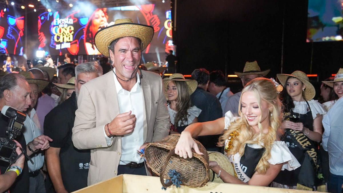 El intendente Emir Andraos junto a su reina, Agustina Giacomelli, en la Fiesta de la Cosecha 2026. El intendente Emir Andraos junto a su reina, Agustina Giacomelli, en la Fiesta de la Cosecha 2026.