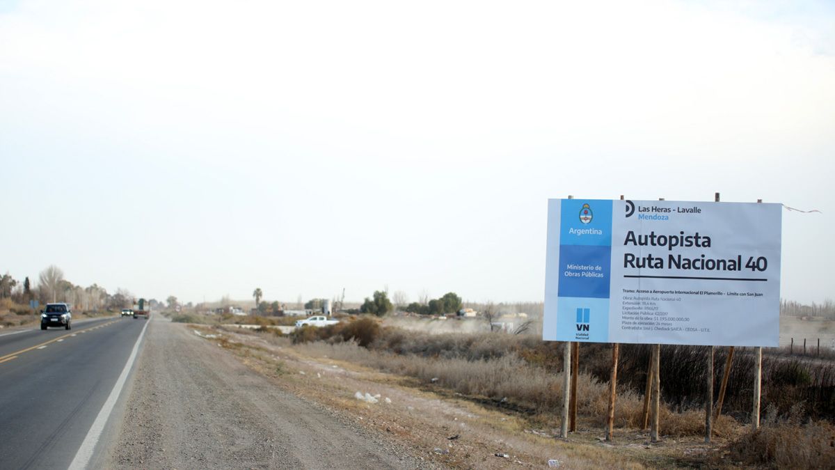 El cartel que anuncia la obra del tramo de la doble vía Mendoza-San Juan, entre el aeropuerto y la entrada a Lavalle. El cartel que anuncia la obra del tramo de la doble vía Mendoza-San Juan, entre el aeropuerto y la entrada a Lavalle.