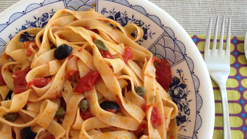 Prohíben un aceite de oliva y una pasta que tenía bichos