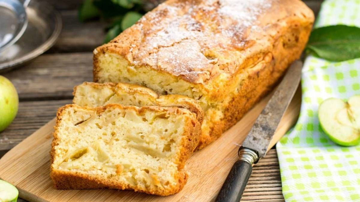 Recetas: budín de manzanas húmedo con 5 ingredientes.