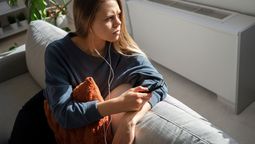 La iluminación inteligente que imita las variaciones naturales del sol en el hogar, mejora significativamente el estado de ánimo y la calidad del sueño.