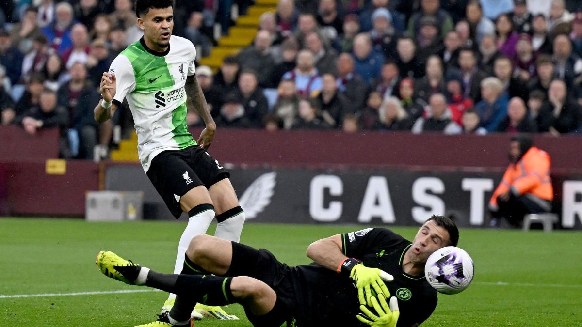 El Dibu Martínez no alcanzó a tomar la pelota correctamente y terminó en gol en contra.&nbsp;
