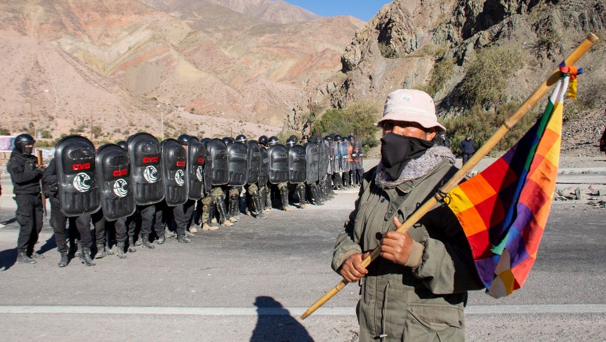 Comunidades indígenas de Jujuy han salido a las rutas para oponerse a la reforma constitucional. Foto: Télam. Comunidades indígenas de Jujuy han salido a las rutas para oponerse a la reforma constitucional. Foto: Télam.