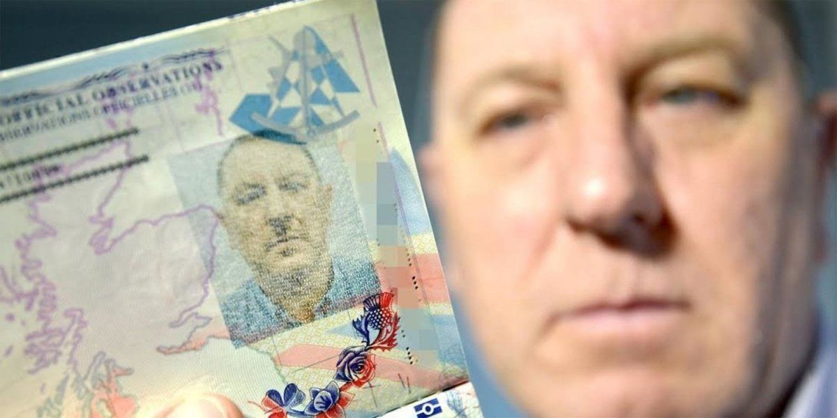Recibió su pasaporte y se indignó por la foto, en la que se parece a Hitler