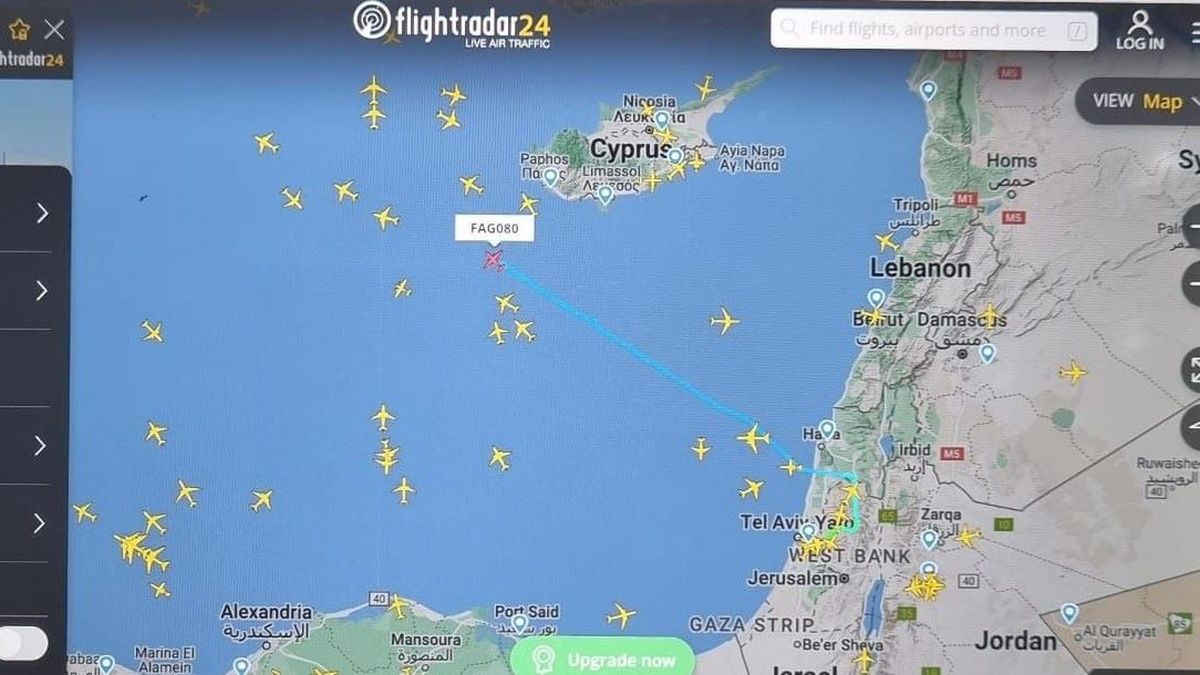 El primer vuelo de los repatriados, cruzando el mar hacia Roma, este jueves. El primer vuelo de los repatriados, cruzando el mar hacia Roma, este jueves.