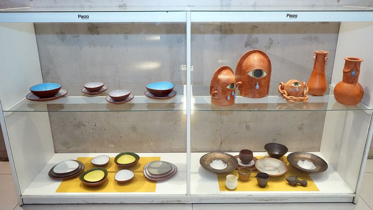 Objetos en cerámica de la fábrica Colbo y de Agustín Herrera forman parte de la tienda Pieza del museo. Objetos en cerámica de la fábrica Colbo y de Agustín Herrera forman parte de la tienda Pieza del museo.
