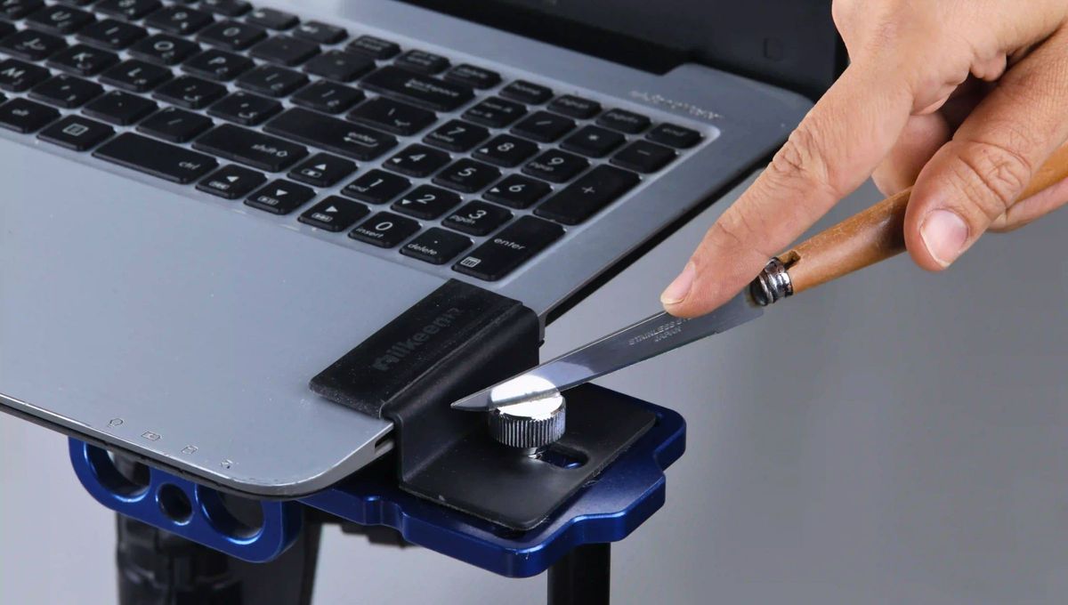 Quitar tornillo con cuchillo.