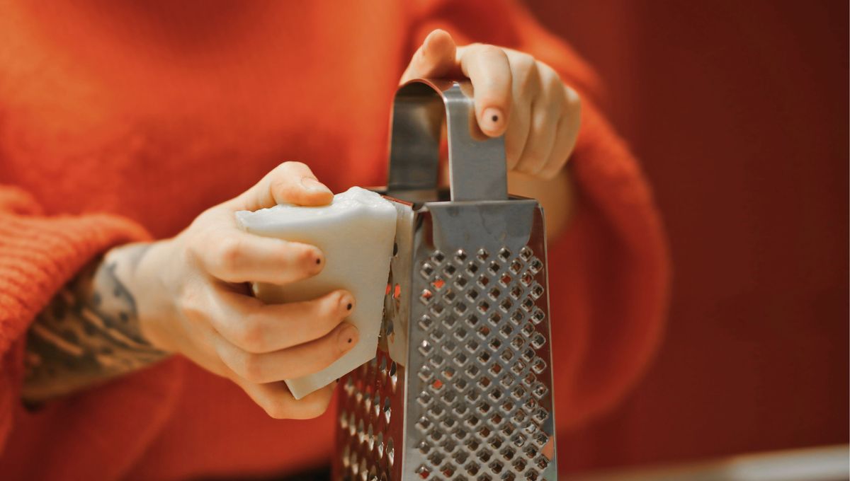 El rallador es un utensilio versátil y práctico que permite rebanar los alimentos en finas láminas muy rápido.