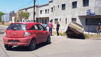 Otra vez: dos autos chocaron en Edison y Luzuriaga y uno terminó en la acequia