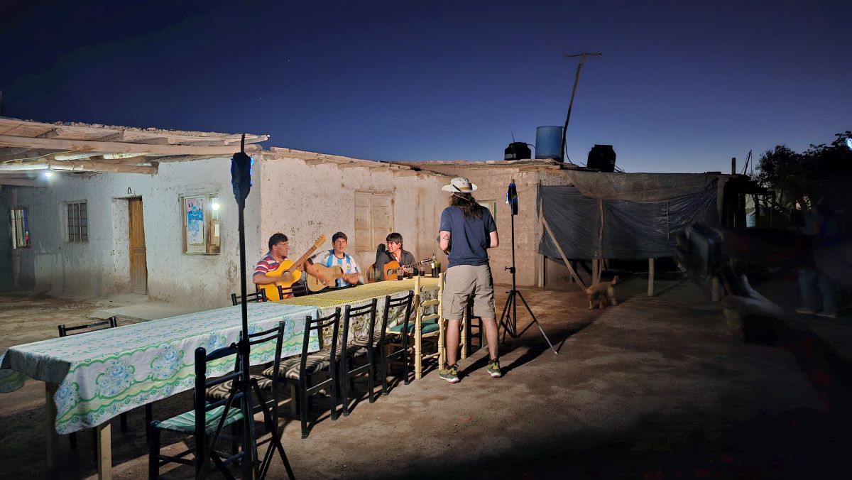 Making off . Farra en lo de doña gringa en Lagunas del Rosario. Making off . Farra en lo de doña gringa en Lagunas del Rosario.