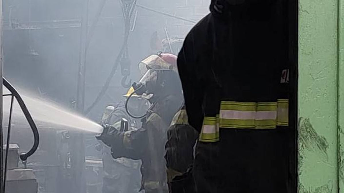 Bomberos en plena acción en el incendio en Godoy Cruz. Bomberos en plena acción en el incendio en Godoy Cruz.