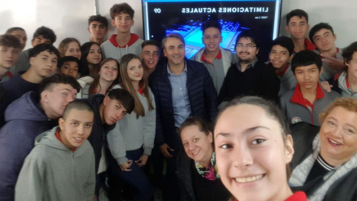 Estudiantes del Colegio Tomás Alva Edison junto a Mariano Yacovino, responsable de Educación Argentina de Microsoft.