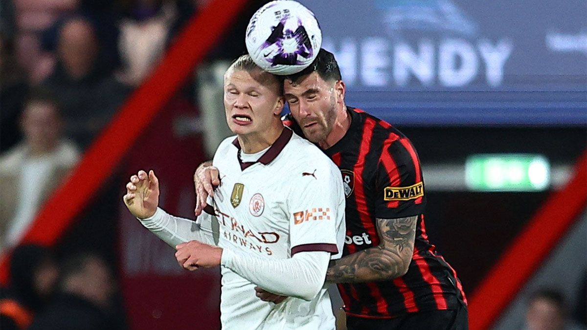 Erling Haaland es marcado por Marcos Senesi. Erling Haaland es marcado por Marcos Senesi.
