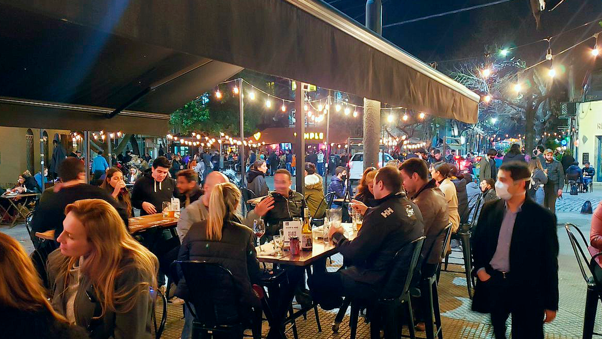 La zona de plaza Serrano está repleta de bares nocturnos y ferias los domingos al mediodía.