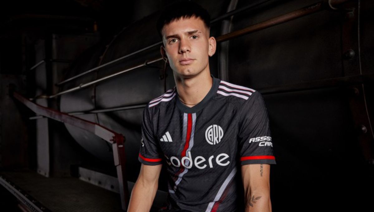 Mastantuono con la nueva camiseta de River.