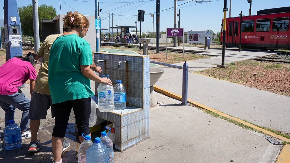 La gente se apura para sacar agua de los surtidores públicos. Hay una leyenda urbana que indica que viene de la montaña. 