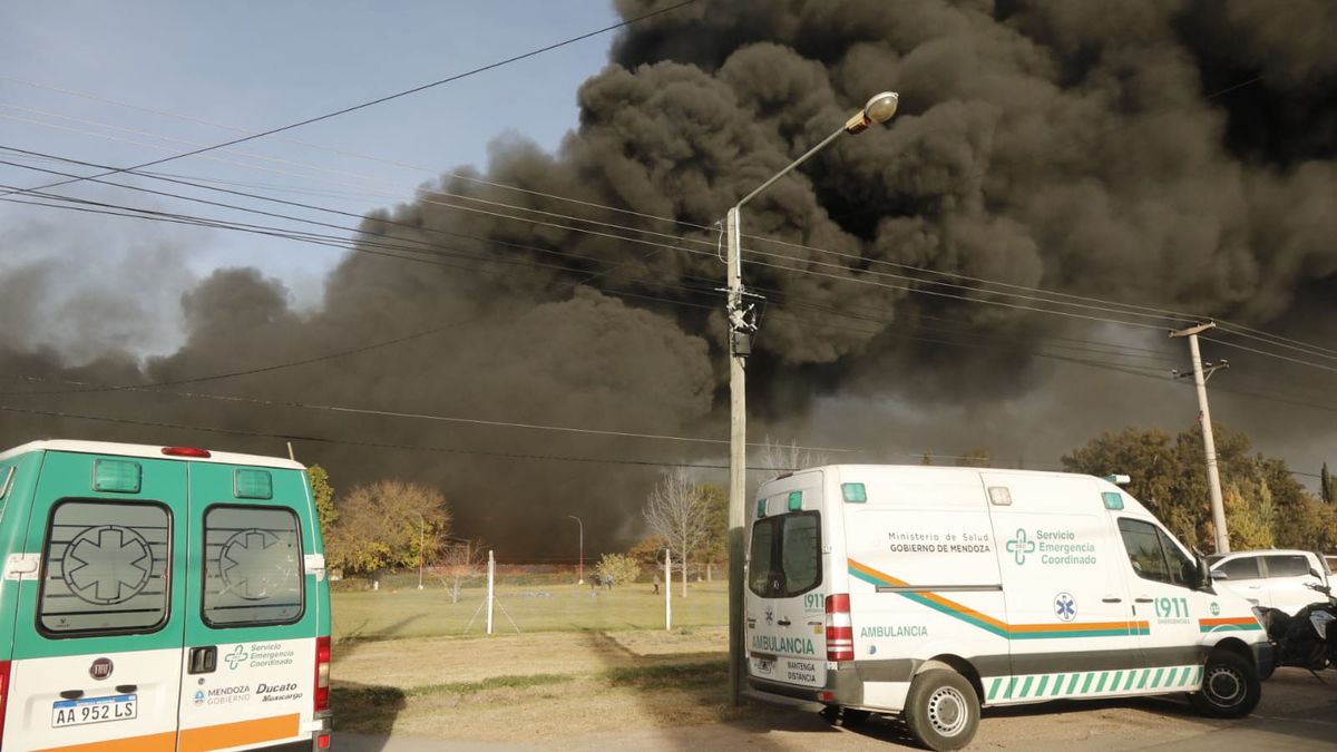Una enorme columna de humo se pudo observar desde varias cuadras a la redonda. Una enorme columna de humo se pudo observar desde varias cuadras a la redonda.