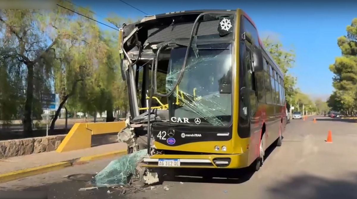 Así quedó uno de los colectivos del accidente en el predio de la UNCuyo. Foto: Pablo Gamba.