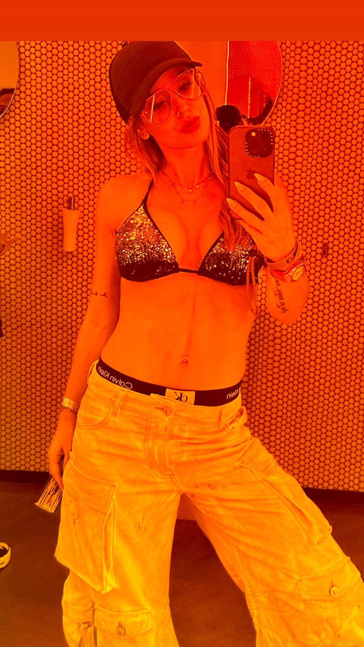 Bikini shinny y culotte a la vista, Jesica Cirio dinamitó la noche de Ibiza. Bikini shinny y culotte a la vista, Jesica Cirio dinamitó la noche de Ibiza.