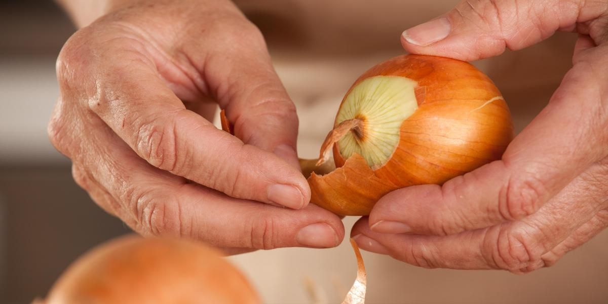 No tires la cáscara de las cebollas: puedes utilizarla para mejorar la apariencia de tu piel No tires la cáscara de las cebollas: puedes utilizarla para mejorar la apariencia de tu piel