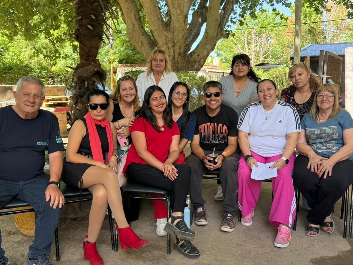 En la foto (de rosa) Erica Gómez directora de Academia Amelie junto al equipo de talleristas que a diario acompañan a las personas mayores que asisten al Centro Recreativo En la foto (de rosa) Erica Gómez directora de Academia Amelie junto al equipo de talleristas que a diario acompañan a las personas mayores que asisten al Centro Recreativo