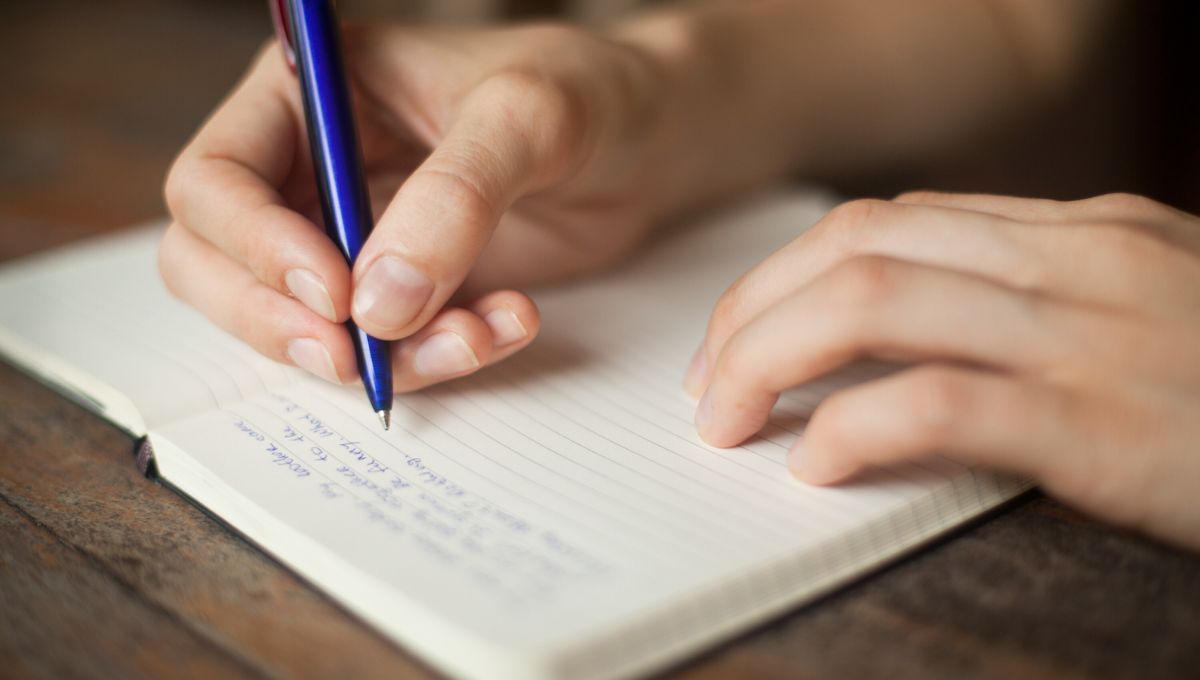 Cómo escribe la letra A una persona sociable, según la grafología