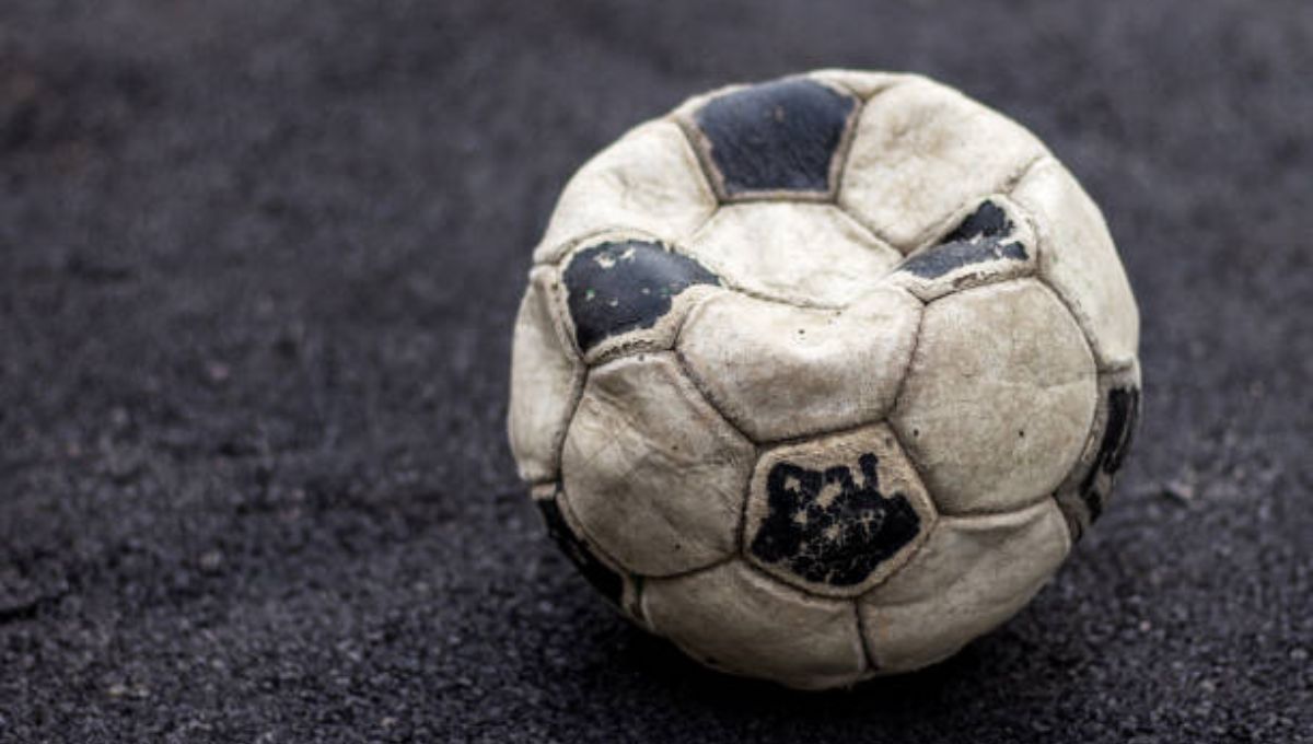 Ni cinta ni parche: el truco casero para arreglar una pelota de fútbol pinchada