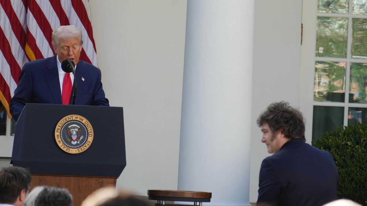 Javier Milei escucha a Donald Trump en el homenaje al líder derechista asesinado Charilie Kirk. Javier Milei escucha a Donald Trump en el homenaje al líder derechista asesinado Charilie Kirk.