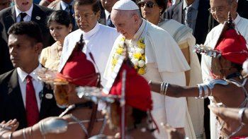 El Papa llegó a Sri Lanka e inició su gira de una semana por Asia