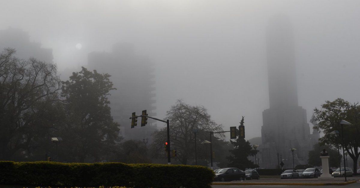 Una densa niebla invadió la ciudad y redujo la visibilidad