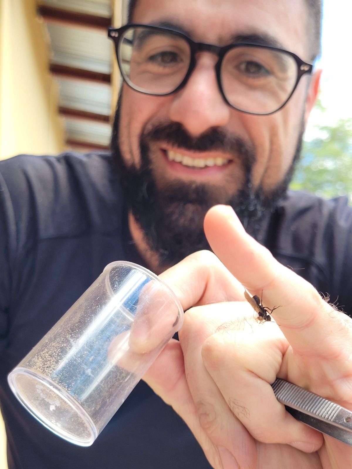 El doctor en Biología Gabriel Pompozzi muestra, en su mano, a una araña Attacobius montando una hormiga. "Cuando me encontré con esto en Ñacuñán me pareció raro", comenta. El doctor en Biología Gabriel Pompozzi muestra, en su mano, a una araña Attacobius montando una hormiga. "Cuando me encontré con esto en Ñacuñán me pareció raro", comenta.