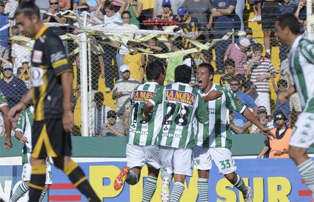 Banfield goleó en su visita a Olimpo, que está complicado
