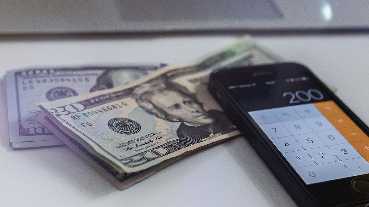 Evalúan un sistema de turnos virtuales para comprar dólar ahorro.