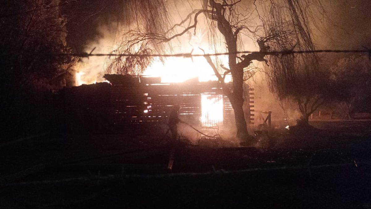Los Bomberos se enfrentaron a un incendio en Maipú que se propagó por el viento. Los Bomberos se enfrentaron a un incendio en Maipú que se propagó por el viento.