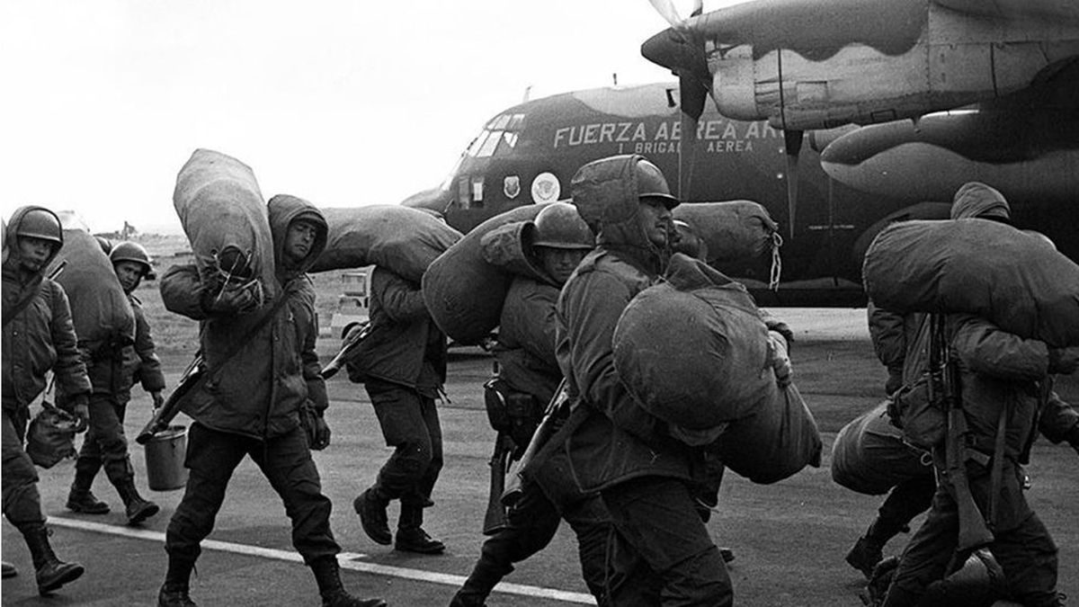 Soldados rumbo a la Guerra de Malvinas. Hace 39 años.