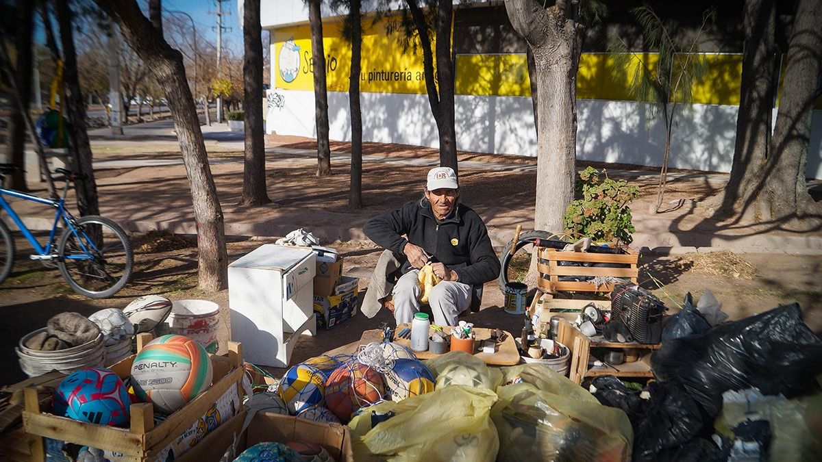 Cada mediodía, excepto los domingo, don Gareca comienza a hacer su magia y vuelve a dar vida a cada pelota rota o pinchada que le traen sus clientes. Cada mediodía, excepto los domingos, Don Gareca comienza a hacer su magia y vuelve a dar vida a cada pelota rota o pinchada que le traen sus clientes.