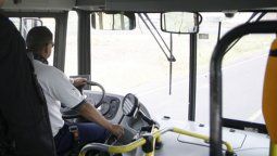 Golpearon y asaltaron a un chofer de colectivo y a 15 pasajeros