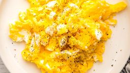 Cocina huevos revueltos perfectos en la freidora de aire.