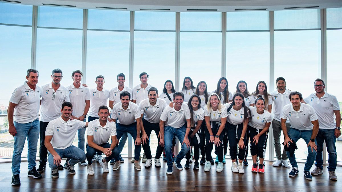 Las Leonas y Los Leones están realizando distintas actividades, en la previa del debut en la Pro League. 