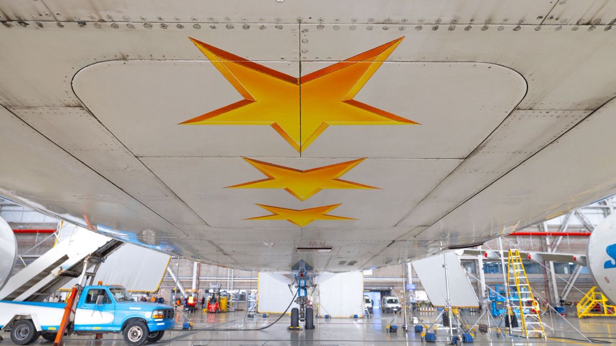 La parte inferior del Airbus 330-200 luce las estrellas que representan las tres Copas Mundiales de Fútbol ganadas por Argentina en 1978, 1986 y 2022. La parte inferior del Airbus 330-200 luce las estrellas que representan las tres Copas Mundiales de Fútbol ganadas por Argentina en 1978, 1986 y 2022.